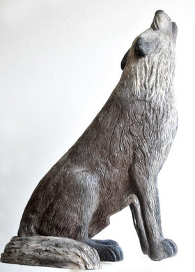 Leitold Timberwolf, sitzend & heulend