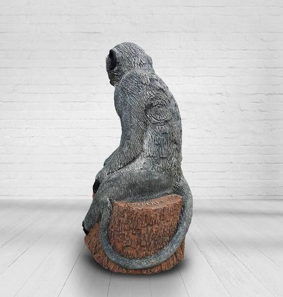 Wildcrete Affe, sitzend