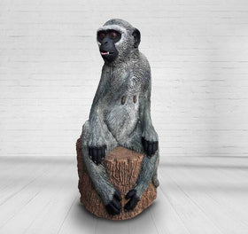 Wildcrete Affe, sitzend