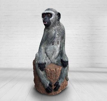 Wildcrete Affe, sitzend