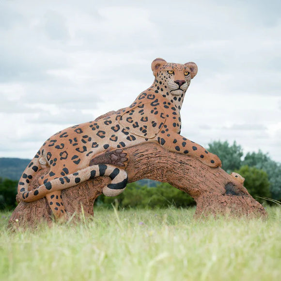 Wilde luipaard, liggend op een boomstam
